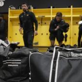 Noch einmal schlafen, dann ist es soweit: Der HC Pustertal startet ins ICE-Finale. Oder wie die Brunecker sagen: „It’s Showtime!“ Unsere Kamera war bei der Abreise nach Graz dabei – und hat emotionale Einblicke, exklusive Kabinenmomente und echte Kampfansagen eingefangen. © stol