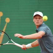 Volle Konzentration: Jannik Sinner am Sonntag beim Finale gegen Carlos Alcaraz in Monte Carlo. © APA/afp / VALERY HACHE