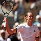 Alexander Zverev ist eine Runde weiter. © APA/afp / DIMITAR DILKOFF