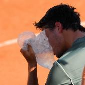 Auch Luciano Darderi leidet bei den French Open unter der enormen Hitze. © APA/afp / DIMITAR DILKOFF