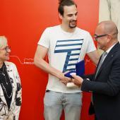 Bozens Bürgermeister Claudio Corrarati ehrt Spitzenvolleyballer Simone Giannelli. © DLife