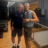 Carlos Ancelotti (links) und Lucas Pinheiro Braathen lachen in die Kamera.