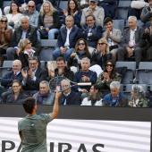 Darderi hält dem Fan seinen Schläger hin. © ANSA / FABIO FRUSTACI