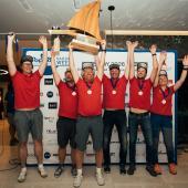 Der Gesamtsieger in der Beneteau First 45-Klasse: Trendus mit (von links) Alexander Dresen, Philipp Kirchler, Hansi Aichner, Thomas Ladurner, Florian Kroner und Janina Aichner. Es fehlt Stefan Raffeiner.