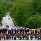 Le Giro d'Italia en Bulgarie a mal débuté&nbsp;: une deuxième chute massive s'est déjà produite. © APA/afp / LUCA BETTINI