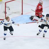 Der Moment des Triumphes: Konsta Helenius (l.) jubelt nach seinem Treffer zum WM-Titel für Finnland. © APA/afp / SEBASTIEN BOZON