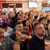 Die Arsenal freuten sich über den Ausrutscher von City – und den Titelgewinn. © APA/afp / BROOK MITCHELL