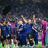 Die Inter-Spieler bejubeln den 21. Scudetto mit ihren Fans. © APA/afp / STEFANO RELLANDINI