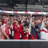 Die Schweizer Fans sind aus dem Häuschen – und singen zu den Melodien von „Richi“. © ANSA / CLAUDIO THOMA