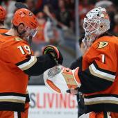 Ducks-Goalie Lukas Dostal (rechts)  parierte 18 Schüsse. © APA / SEAN M. HAFFEY