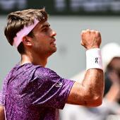 Flavio Cobolli steht im Achtelfinale der French Open 2026. © APA/afp / JULIEN DE ROSA