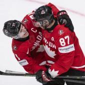 Freuen sich: Macklin Celebrini und Sidney Crosby. © ANSA / ALESSANDRO DELLA VALLE
