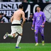 Haris Tabakovic (links) schoss Borussia Mönchengladbach zum Klassenerhalt. © APA/afp / INA FASSBENDER
