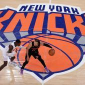 Jalen Brunson von den New York Knicks lässt Dennis Schröder (l.) nicht an den Ball kommen. © APA / PAMELA SMITH