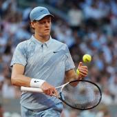 Jannik Sinner bestreitet sein Erstrundenmatch in Paris. © APA/afp / DIMITAR DILKOFF