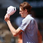 Jannik Sinner ist bei den French Open auf dramatische Art und Weise ausgeschieden. © APA/afp / ALAIN JOCARD