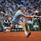 Jannik Sinner ist eine Runde weiter. © APA/afp / DIMITAR DILKOFF