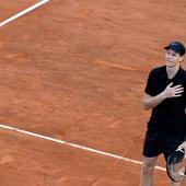 Jannik Sinner kennt seine Gegner in Paris. © APA/afp / TIZIANA FABI