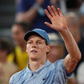 Jannik Sinner konnte bei seinem Erstrunden-Auftakt auf Edelfan Dorothea Wierer zählen. © APA/afp / DIMITAR DILKOFF