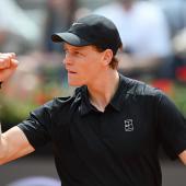 Jannik Sinner marschiert weiter ohne Satzverlust durchs Turnier in Rom. © APA/afp / TIZIANA FABI