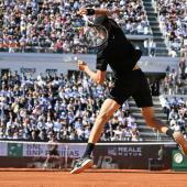 Jannik Sinner schlägt im Foro Italico auf. © APA/afp / ALBERTO PIZZOLI