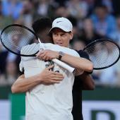 Jannik Sinner und Gael Monfils umarmten sich. © Roland Garros