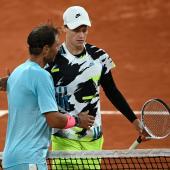 Jannik Sinner und Rafael Nadal spielten in Paris zwei Mal gegeneinander – stets gewann der Spanier. © AFP / ANNE-CHRISTINE POUJOULAT