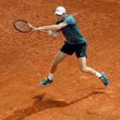 Jannik Sinner will beim Sandplatzturnier in Madrid in die letzte Runde. © APA/afp / OSCAR DEL POZO