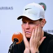 Jannik Sinner wirkte auf der Pressekonferenz noch mitgenommen von seinem Match. © APA/afp / JULIEN DE ROSA