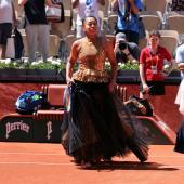 Naomi Osaka kam mit einem schwarzen Rock auf den Court. © APA/afp / THOMAS SAMSON