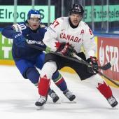 Peter Spornberger im Zweikampf mit Sidney Crosby. © ANSA / CYRIL ZINGARO