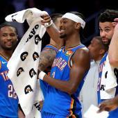 Shai Gilgeous-Alexander  (Mitte) ist mit Oklahoma City Thunder auf Kurs. © APA / HARRY HOW