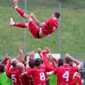 Stefan Pareiner wird von seinen Mitspielern gefeiert. © Andi Volgger