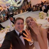 Stolz präsentiert das Hochzeitspaar seine Ringe. © Filip Zubcic/Instagram