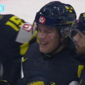 Italien hat am Freitagabend bei der Eishockey-WM in der Schweiz im fünften Spiel die fünfte Niederlage kassiert. Beim 0:3 gegen Schweden zauberten auf der Gegenseite vor allem die beiden 18-jährigen Jungstars Ivar Stenberg und Viggo Bjorck. Hier gibt es die Highlights im Video. © stol