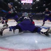 Davide Fadani ist bei der Eishockey-Weltmeisterschaft in aller Munde. Bereits zum Auftakt gegen Kanada hielt er bärenstark, jetzt hat er bei seinem zweiten WM-Einsatz erneut für ungläubige Blicke gesorgt. Die Bilder seiner zwei Monster-Saves gehen im Netz längst viral. Nur: Geholfen hat es den Azzurri nicht, sie verloren gegen Norwegen mit 0:4. Die Highlights der Partie sehen Sie hier. © stol