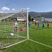 Am letzten Spieltag der Landesliga gab es große Emotionen: Unter anderem den Abschied von Aufstiegstrainer Patrick Fliri in Naturns, den Klassenerhalt von Lana und den Abstieg von Stegen. Beim 4:2 von Schenna in Stegen avancierte Spielertrainer Veit Gögele mit einem Doppelpack zum Matchwinner. Hier die Szenen im Video. © stol