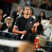 Alexander Zverev will seinen ersten Grand-Slam-Titel. © APA/afp / JULIEN DE ROSA