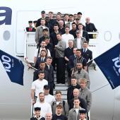 Das DFB-Team posierte vor der Abreise nach Chicago am Aufgang des Flugzeugs. © APA/afp / KIRILL KUDRYAVTSEV