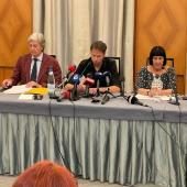Der „Fall Schwazer“: Eine unendliche Geschichte dürfte zu Ende sein. Von links Anwalt Gerhard Brandstätter, Alex Schwazer und Managerin Giulia Mancini. © ANSA / ANSA/GNEWS