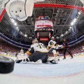 Der Puck ist drin: Jordan Staal (rechts, in schwarz) jubelt über den Treffer gegen Vegas. © APA / BRUCE BENNETT