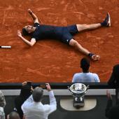 French-Open-Champion Alexander Zverev konnte sein Glück kaum fassen. © APA/afp / JULIEN DE ROSA