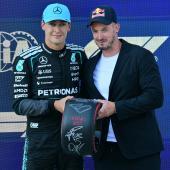 George Russell bekam von Dominik Paris die  Trophäe überreicht. © AFP / ANDREJ ISAKOVIC