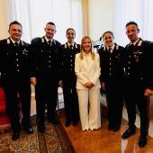 Gruppenbild mit Regierungschefin: Von links Paolo Cadoli, Dominik Paris, Lisa Vittozzi, Ministerpräsidentin Giorgia Meloni, Federica Brignone und Michel Rainer, Kommandant des Carabinieri-Wintersportleistungszentrums in Auronzo.