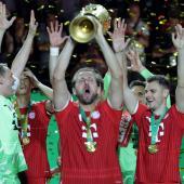 Harry Kane (troisième en partant de la gauche) brandit la Coupe DFB. © ANSA / CHRISTOPHER NEUNDORF