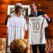 In Miami wurde Ronaldinho (links) als neuer Spieler von Serie-C-Klub Ravenna vorgestellt. © APA/afp / CHANDAN KHANNA