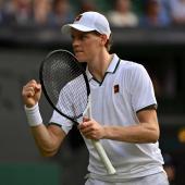 Jannik Sinner steht vor der nächsten schwierigen Aufgabe. © APA/afp / GLYN KIRK