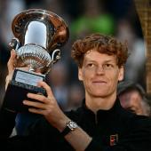 Jannik Sinner steht wieder einmal auf Platz eins einer einzigartigen Rangliste. © AFP / FILIPPO MONTEFORTE