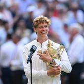 Jannik Sinner will in London seinen Titel verteidigen. © AFP / KIRILL KUDRYAVTSEV