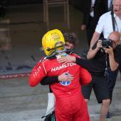 Kimi Antonelli gratulierte Lewis Hamilton zu dessen ersten Sieg bei Ferrari. © APA/afp / MANAURE QUINTERO